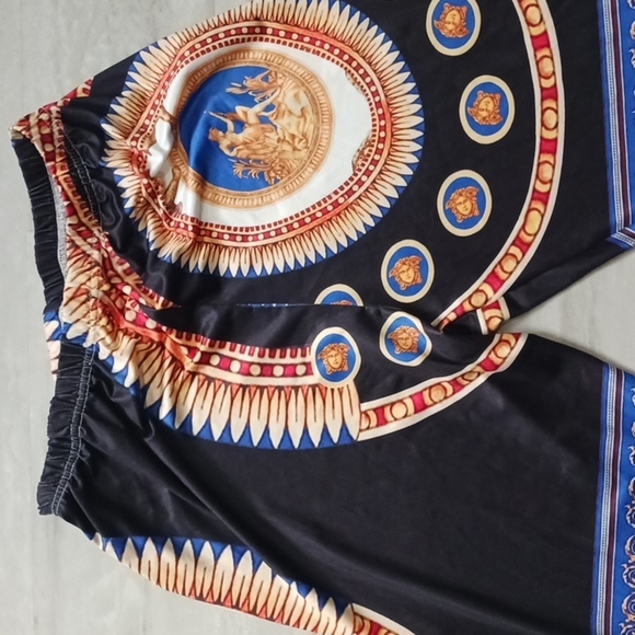 Women's Trendy Graphic Legging Size large. - Picture 6 of 13